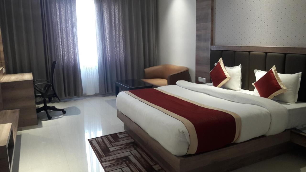 Hotel Crystal Grand Haldwāni Zewnętrze zdjęcie